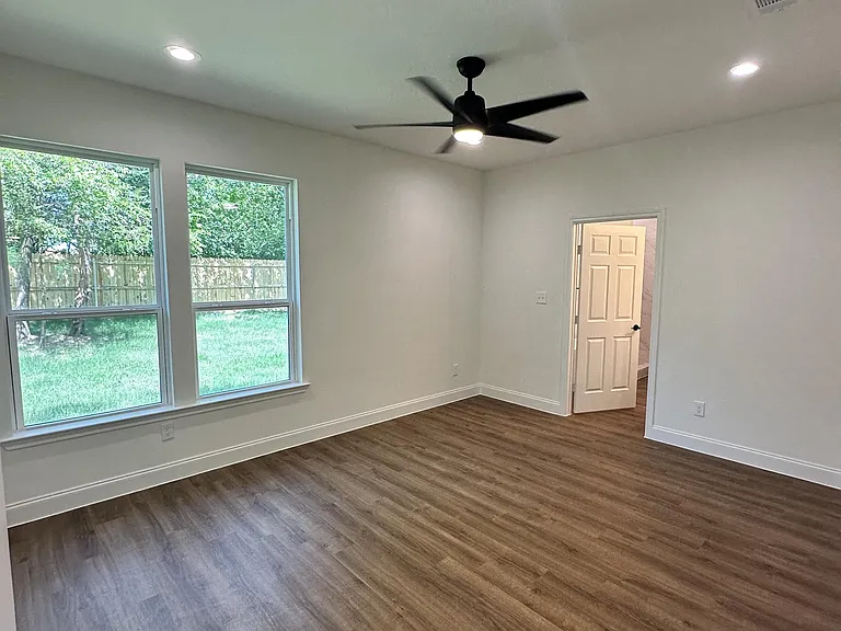 2216 Langford St — Photo 11