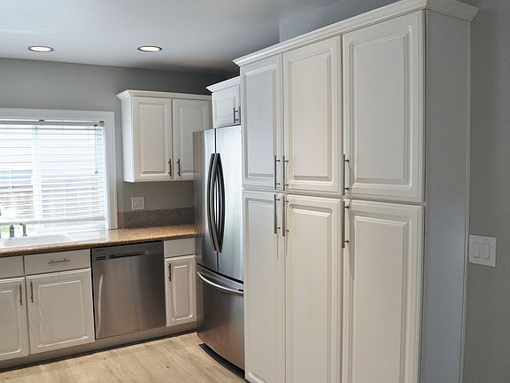 4th image of 439 NE Larena Pl