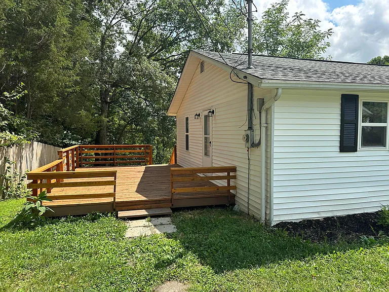 507 Gentry St — Photo 12