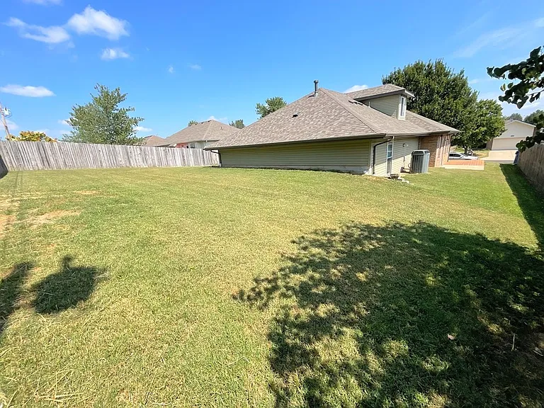 575 S Canterbury Ln — Photo 17