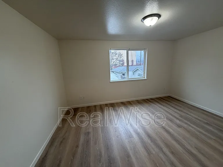 241 NE School St — Photo 12