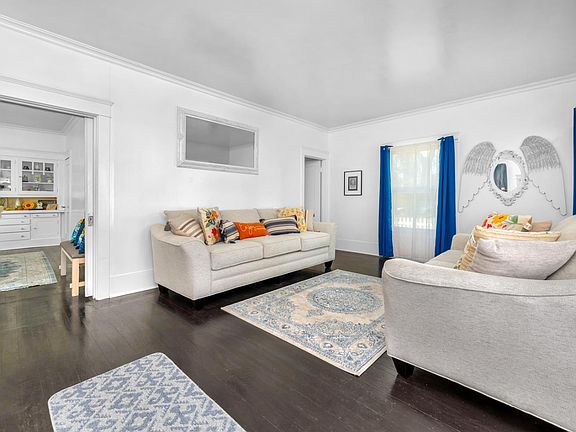 4th image of 555 W D St