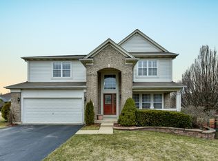 555 N Prairie Ln, Lake Zurich, IL 60047