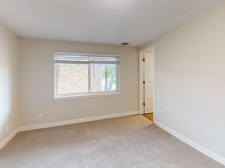 1515 W Kirby Ave — Photo 10