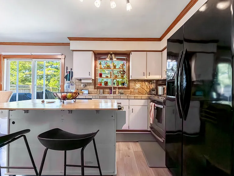 361 Lyons Dr — Photo 5
