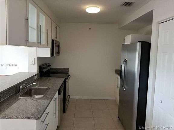 2nd image of 275 NE 18th St Floor 21