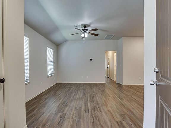5th image of 437 Chalk Hill Ct