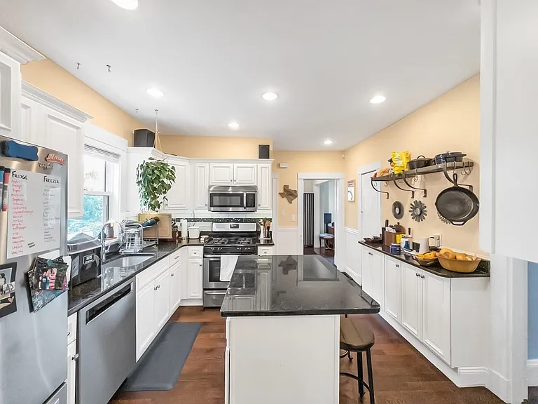 18 Alberta St — Photo 1
