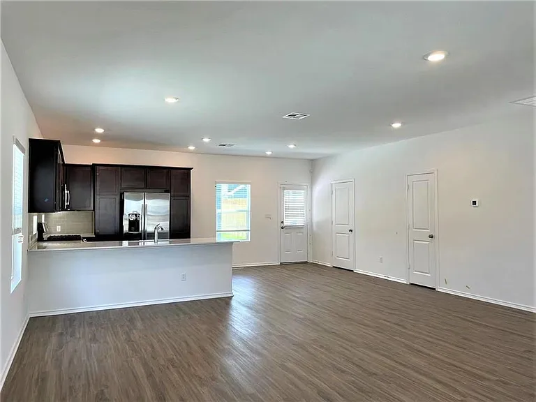 1513 Weatherford Ln — Photo 4