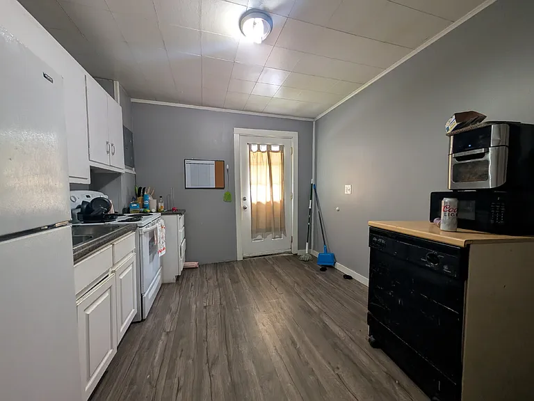 401 Elm St — Photo 2