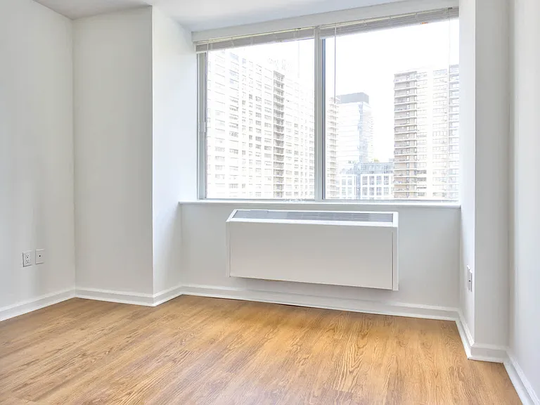 180 Riverside Blvd #510 — Photo 28