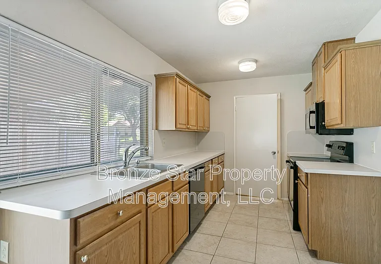 1429 Whitehall Dr — Photo 4