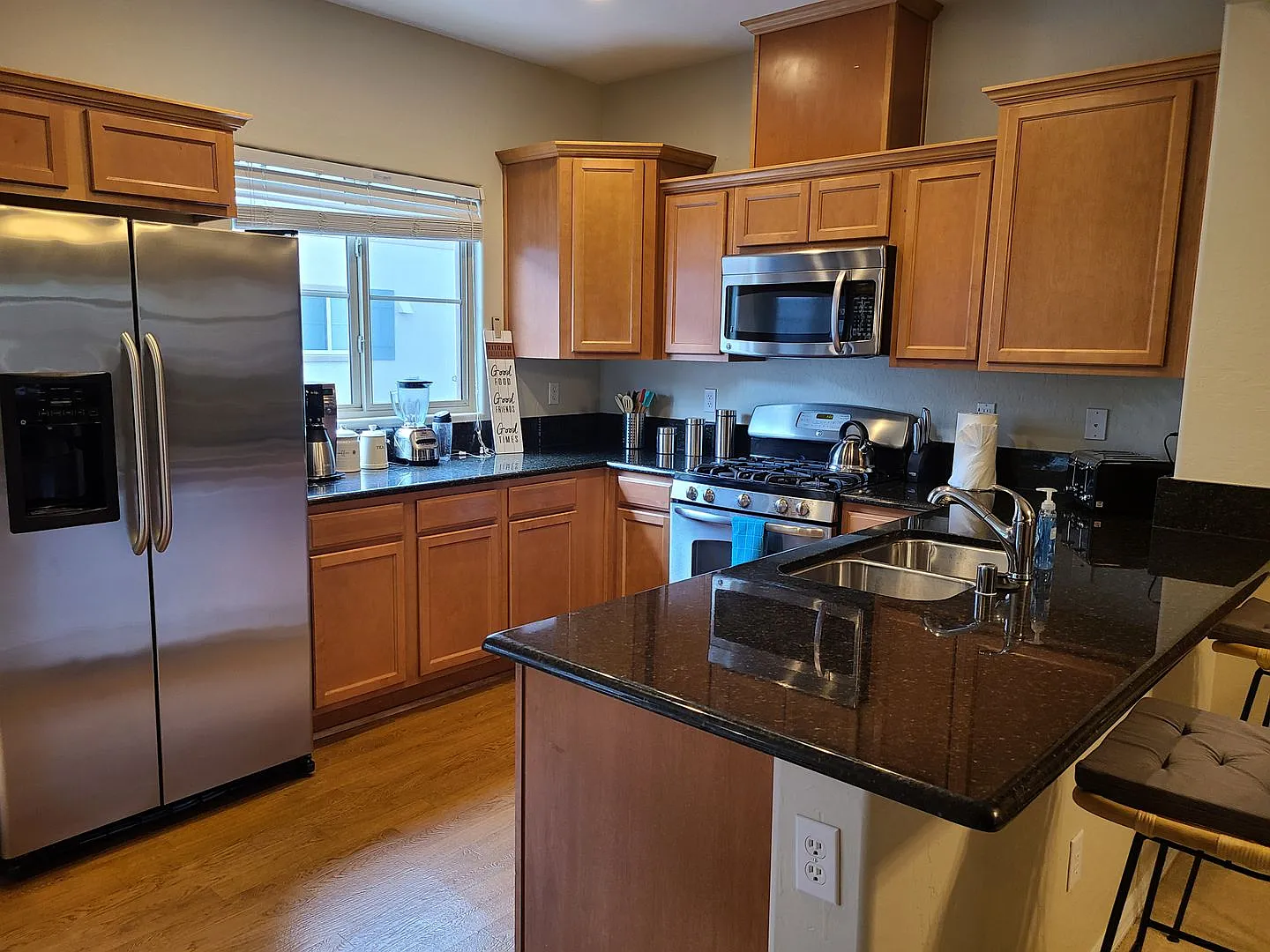 Fully Furnished 3 Bedrooms 2 Car Garage with Community Pool & Spa — Photo 3