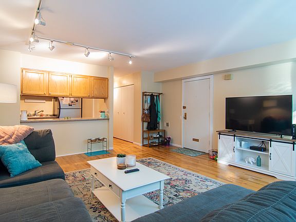 4th image of 1221 N La Salle Dr Ste 1