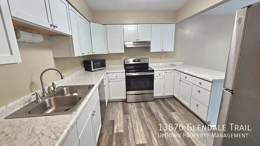 "Charming 3-Bedroom Haven with 2 Full Baths at 13870 Glendale Trail, Savage, MN Spacious 1000 Sq ... — Photo 2