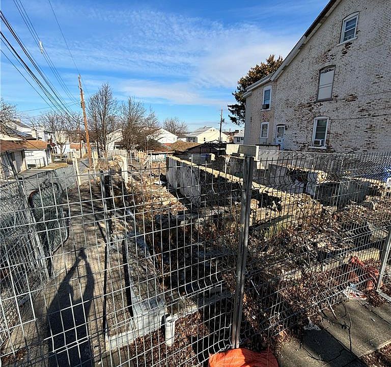 1st image of 1611 E 8th St