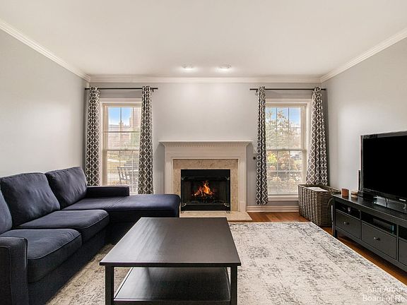 3rd image of 5582 Hampshire Ln