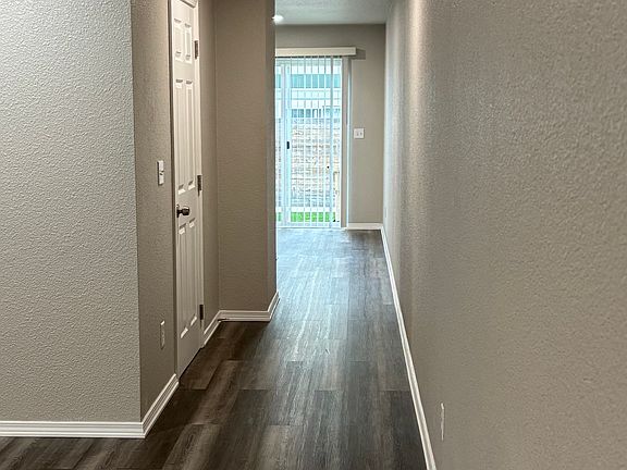 4th image of 810 SE 9th St #810
