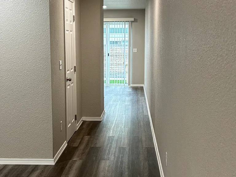 810 SE 9th St #810 — Photo 4