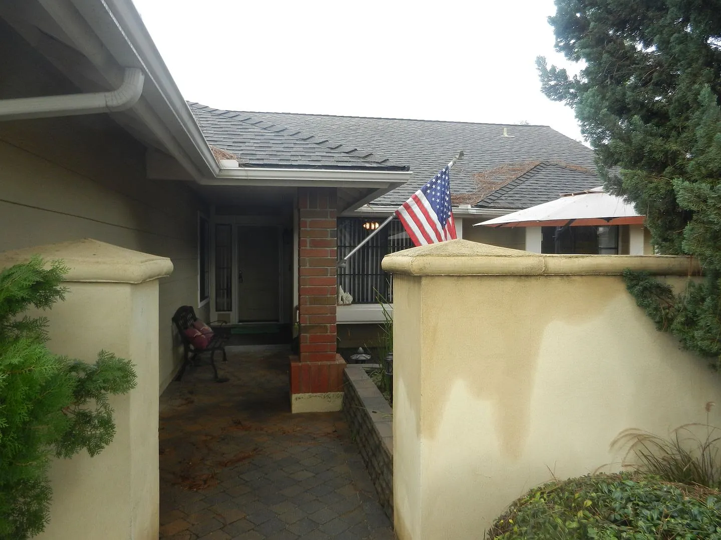 Great single story Oceanside home! 3 Bedroom/ 2 Bathroom/ 1570 sq ft/ A/C/ 2 car garage — Photo 3