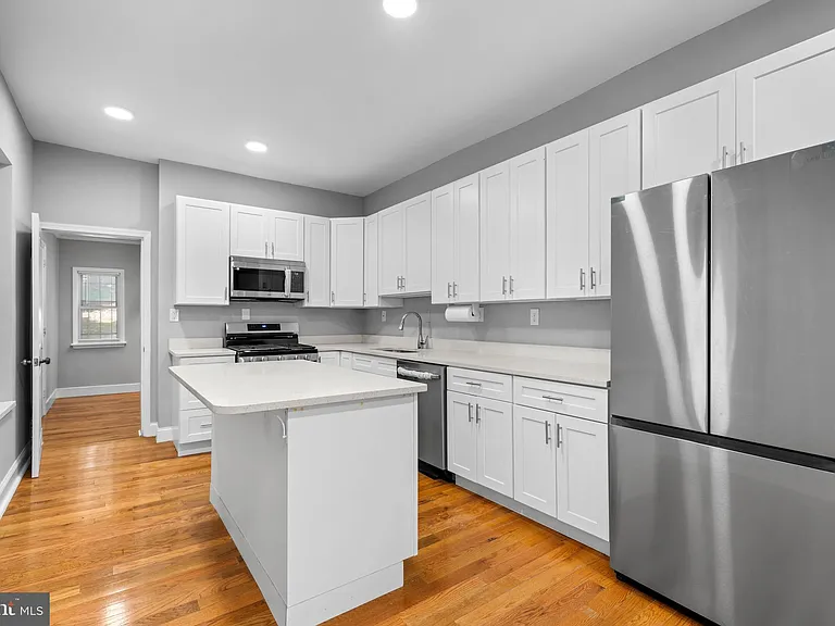 1011 W 5th St — Photo 8
