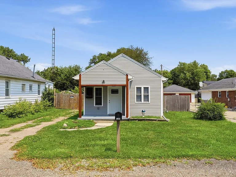 1444 Primrose Ave — Photo 2