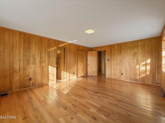 4th image of 683 Webster Rd