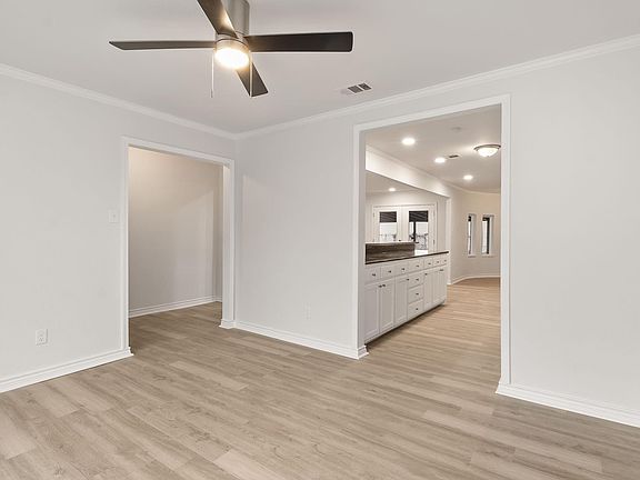 5th image of 1302 W Tarrant Rd