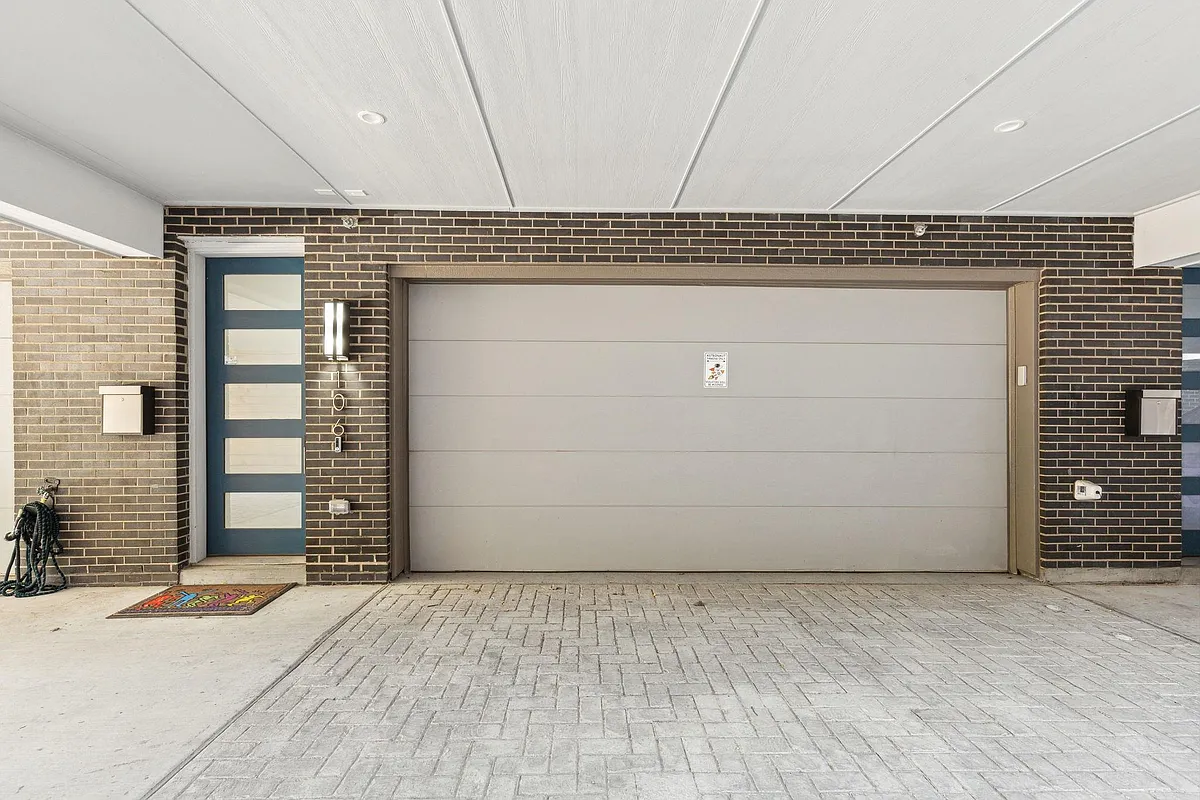 Photo 2 of 37 - 422 W 9th St #106 - Dallas, TX Building Photo - 422 W 9th St #106
