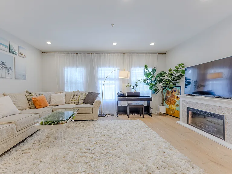 628 E Walnut St — Photo 8