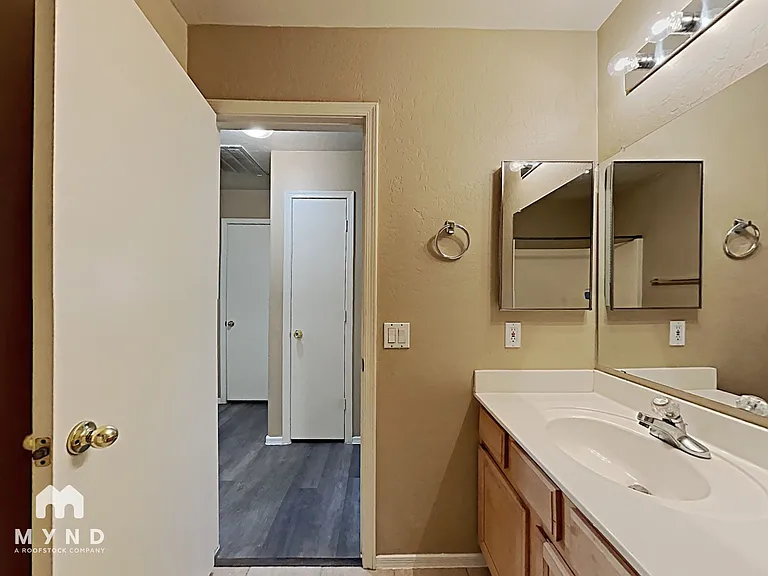 685 E Cantebria Dr — Photo 19