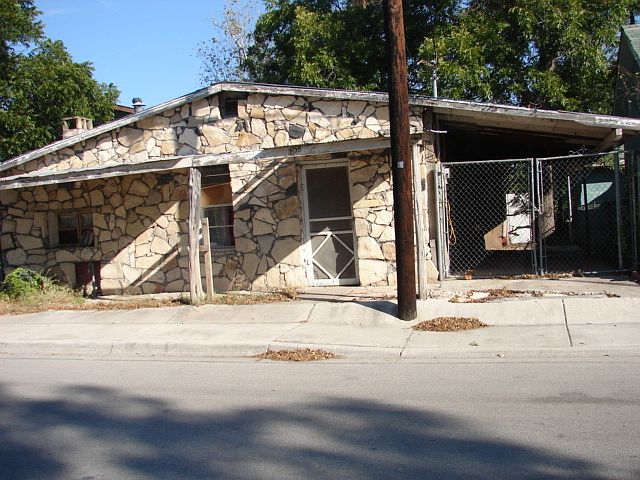 2nd image of 205 Garza Ln