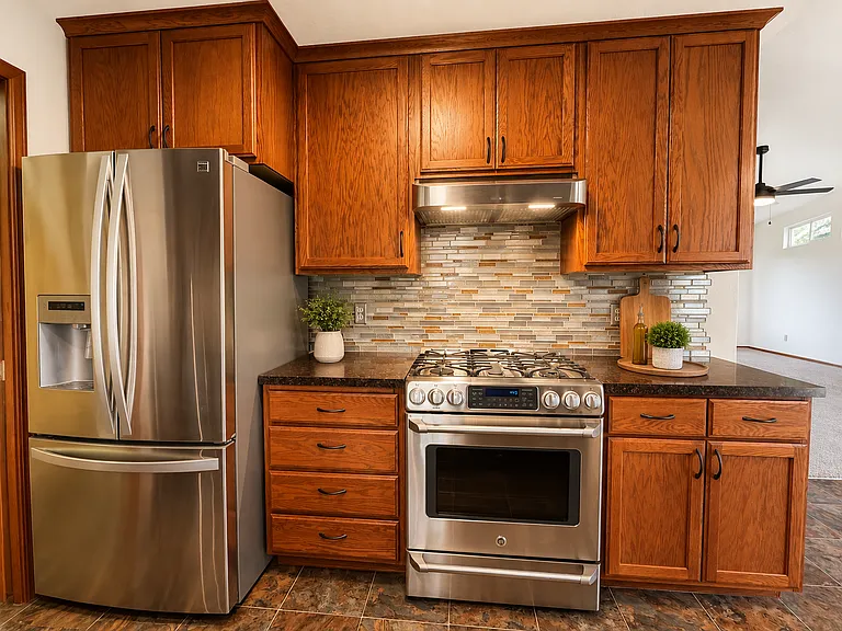 1110 E Singing Hills Dr — Photo 2