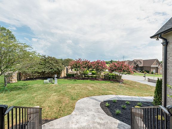 3rd image of 800 Stonebrook Dr