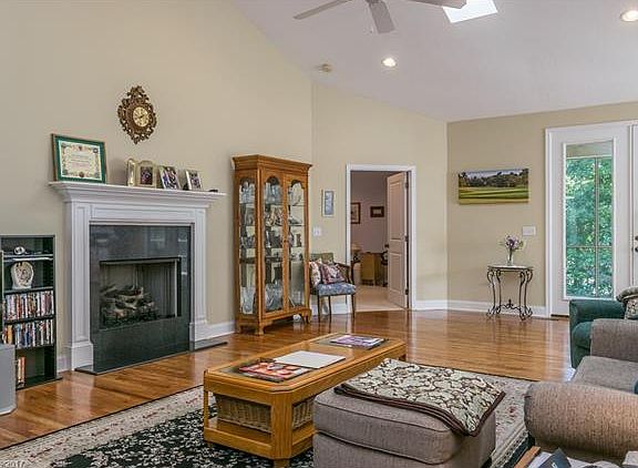 4th image of 195 Waterside Dr