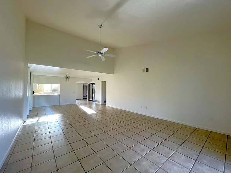 35 Malaga Dr — Photo 10