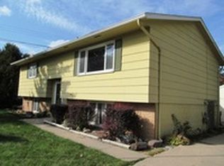 1009 W 4th St, Cedar Falls, IA 50613