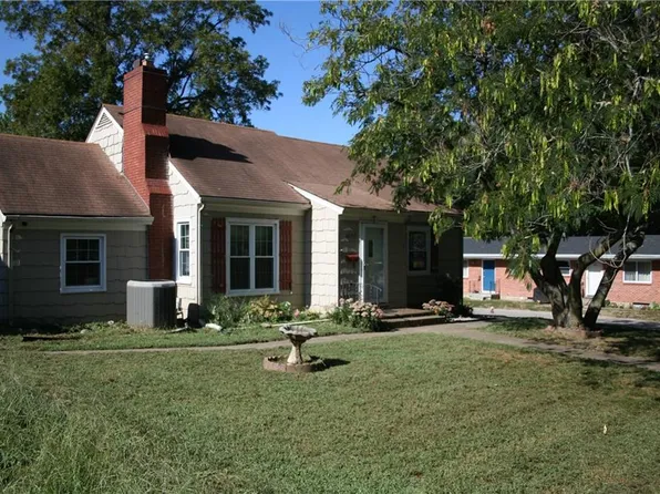 10511 E Lake Dr, Independence, MO 64053
