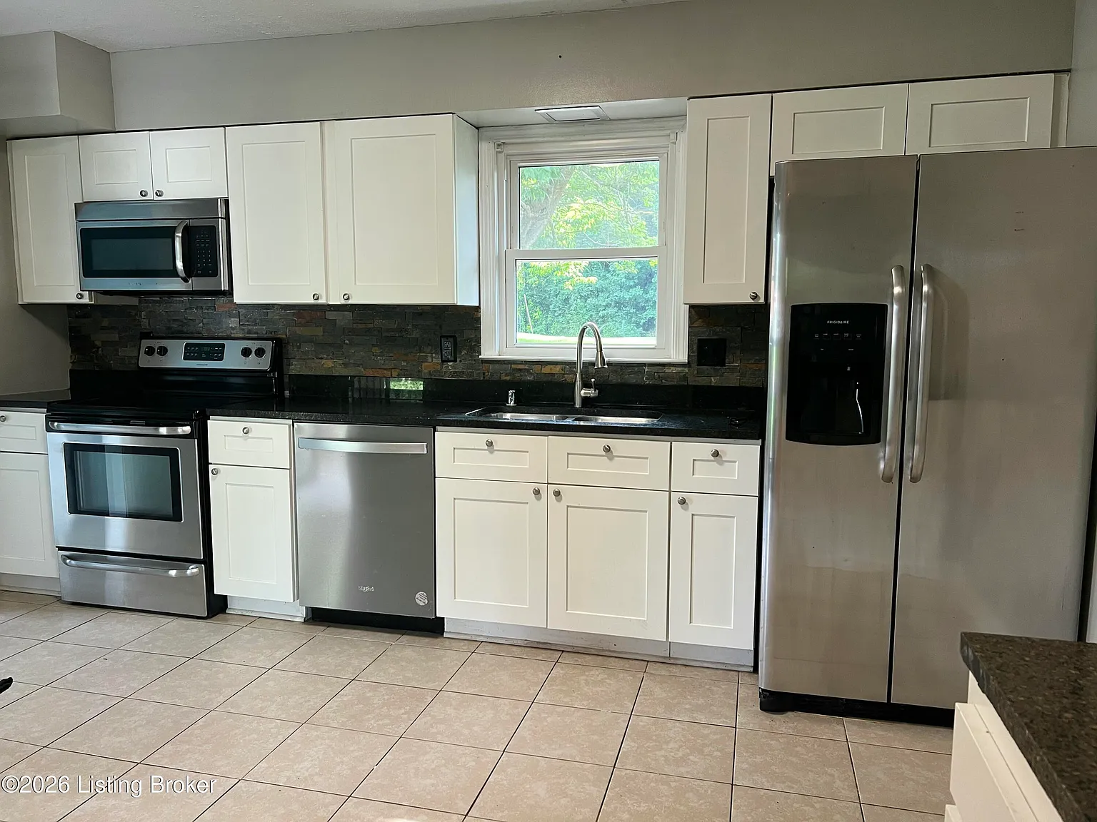 3 bed, 1.0 bath, 1026 sqft, $1,650 — Photo 3