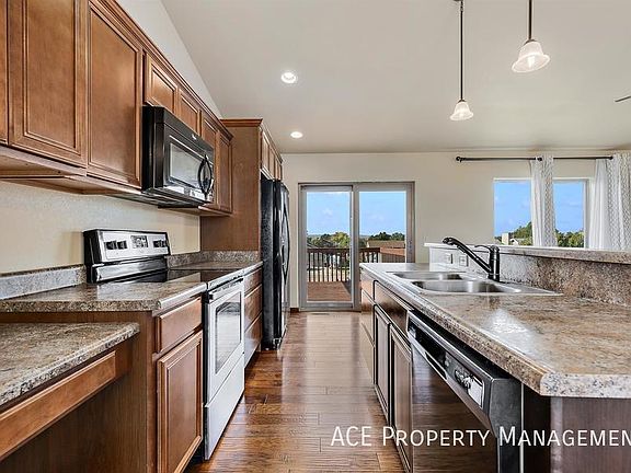 4th image of 3119 New England St