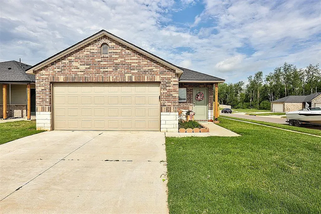 3 bed, 1376 sqft, $2,000 — Photo 2