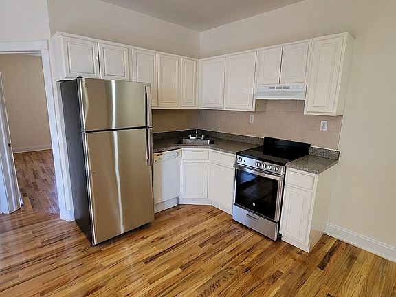 3rd image of 625 Waring Ave #2F