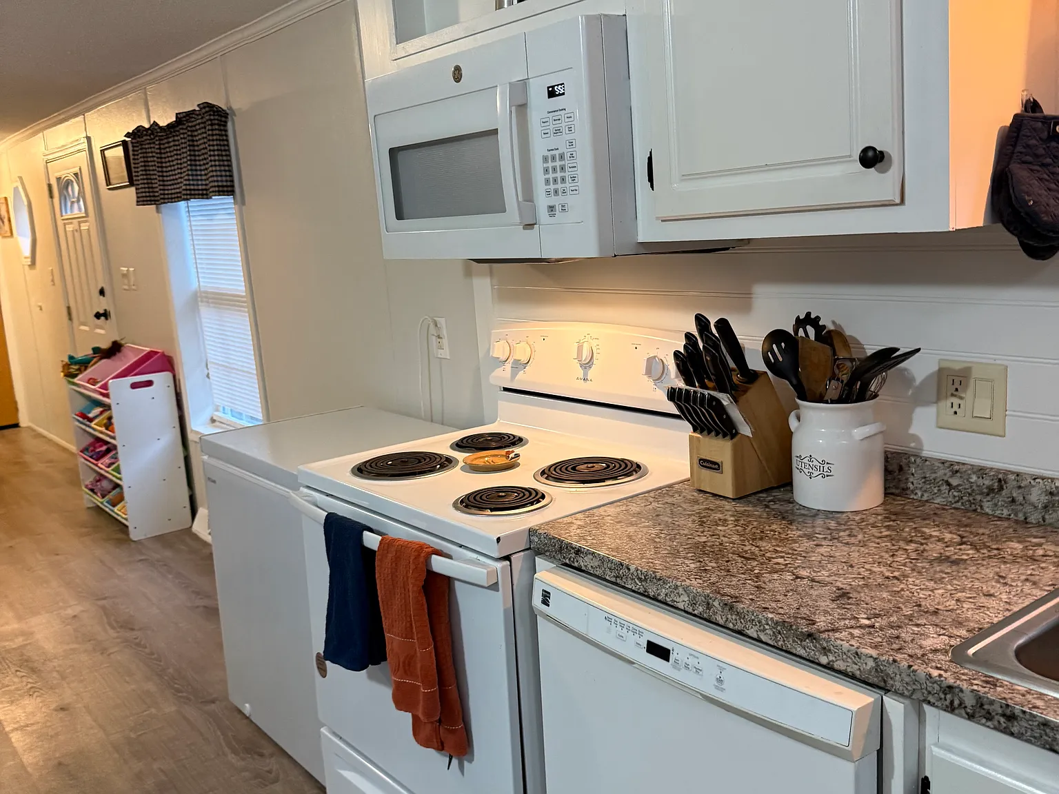 2 bed, 940 sqft, $1,900 — Photo 2