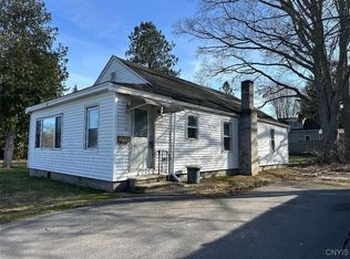 26 Chestnut St, New York Mills, NY 13417