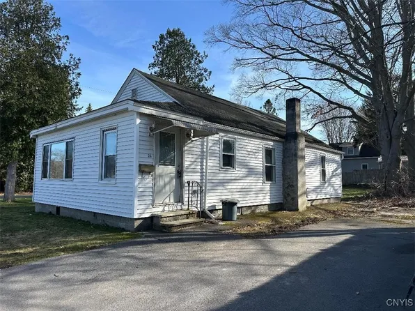 26 Chestnut St, New York Mills, NY 13417