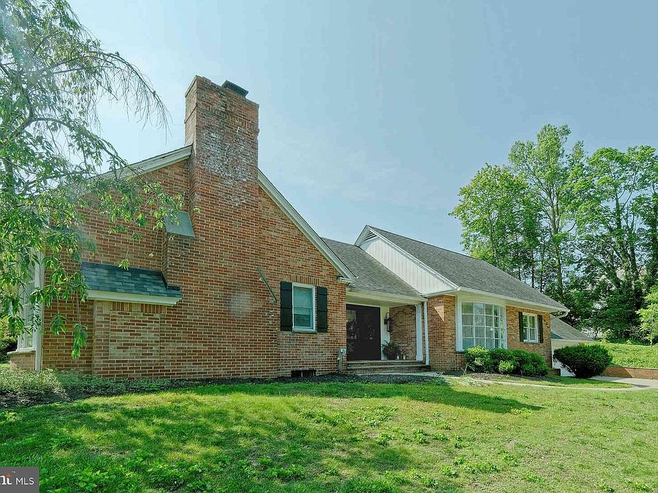 1st image of 10 Lake Dr