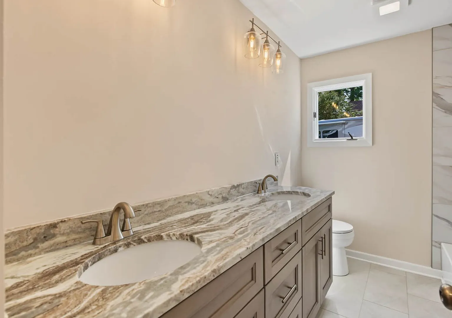 Renovated Seaford Home with Skylit Atrium & Spacious Yard — Photo 4