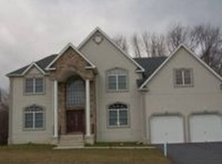 27 Bristol Dr, Middletown, NY 10941
