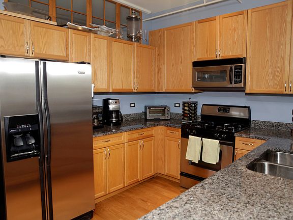 5th image of 873 N Larrabee St APT 305