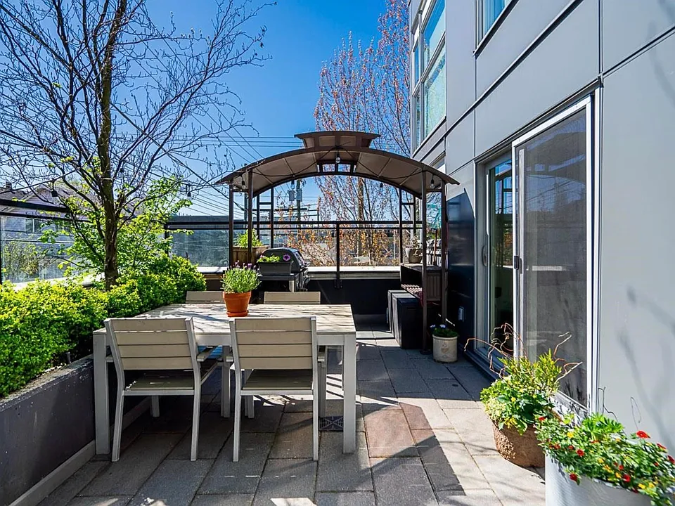1588 Hastings St E #210